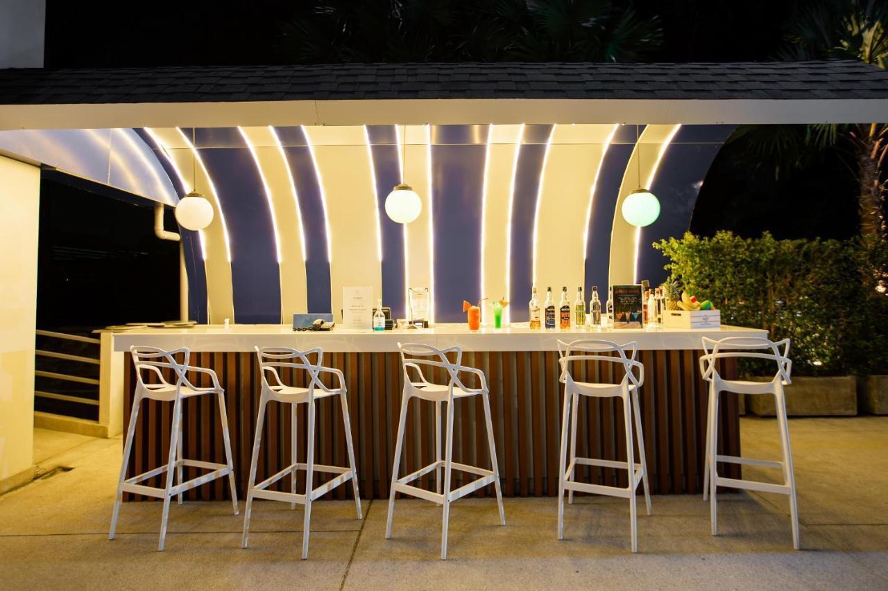 Seabed Grand Hotel Phuket - Sha Extra Plus Kültér fotó The bar at the pool