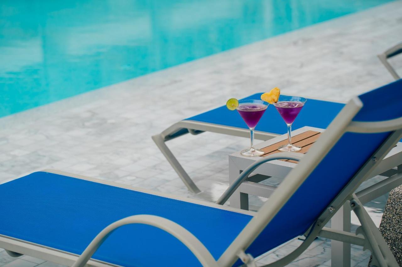 Seabed Grand Hotel Phuket - Sha Extra Plus Kültér fotó A poolside table